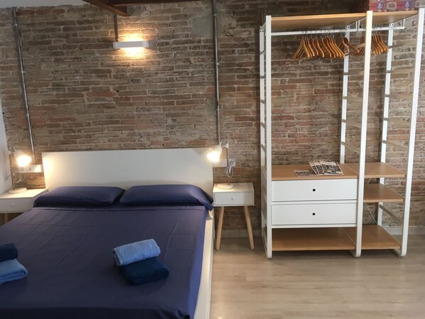 Tabla de planchar con plancha, wifi y ropa de cama