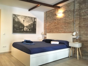 Tabla de planchar con plancha, wifi y ropa de cama