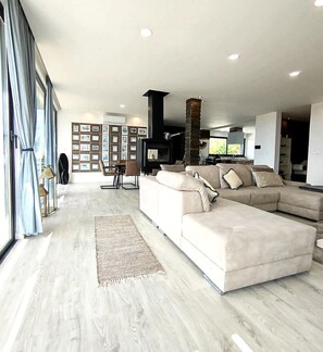 Smart TV, fireplace, table football, ping pong