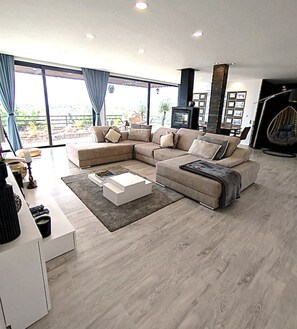 Smart TV, fireplace, table football, ping pong