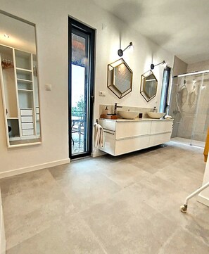 Combined shower/bathtub, hair dryer, bidet, towels