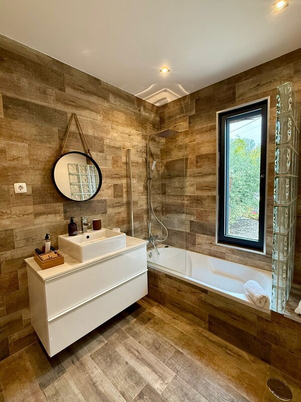 Combined shower/bathtub, hair dryer, bidet, towels