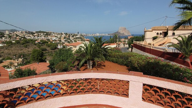 A coastal town with terracotta-roofed buildings, a prominent mountain, and a clear blue sky. - MARYVILLA0231-Wifi y Parking Gratis-Cerca Playa (Calpe)