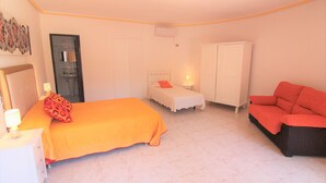 A bedroom with a bed, a nightstand, a chair, a wardrobe, and a bench. - MARYVILLA0231-Wifi y Parking Gratis-Cerca Playa (Calpe)