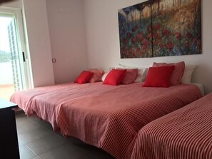 3 habitaciones, tabla de planchar con plancha y ropa de cama