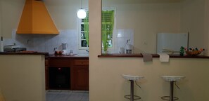 冷蔵庫、電子レンジ、オーブン、コンロ