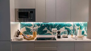A modern kitchen with a built-in microwave, a blender, and a coffee maker on the counter. - WIDE AND COMFORTABLE 6 PERSONS APARTMENT IN DOWNTOWN - FREE WIFI AND A / C (Sevilla)