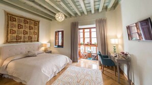 A bedroom with a large bed, a desk with a chair, a television, and a window with curtains. - WIDE AND COMFORTABLE 6 PERSONS APARTMENT IN DOWNTOWN - FREE WIFI AND A / C (Sevilla)