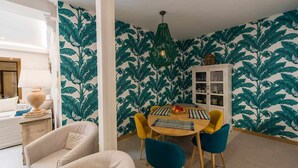 A dining area with a round table, yellow chairs, and a white cabinet with glass doors. - WIDE AND COMFORTABLE 6 PERSONS APARTMENT IN DOWNTOWN - FREE WIFI AND A / C (Sevilla)