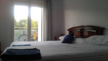 3 bedrooms, desk, iron/ironing board, WiFi