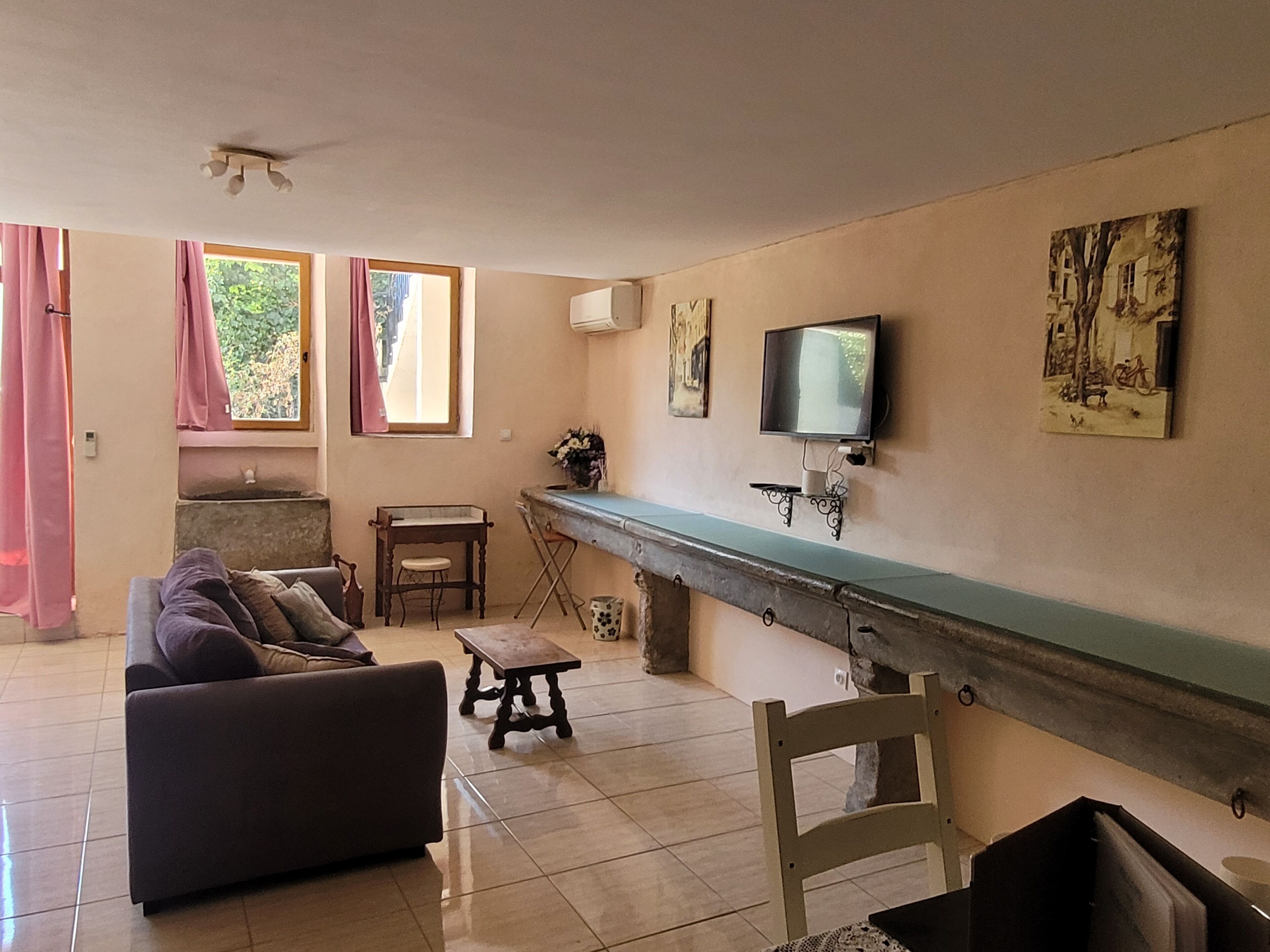 Le Studio Games room,Spa Pool, Terrace, Wi-Fi, UKTV, Village Location