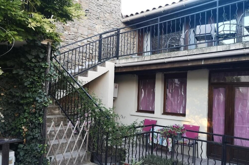 Le Studio Games room,Spa Pool, Terrace, Wi-Fi, UKTV, Village Location