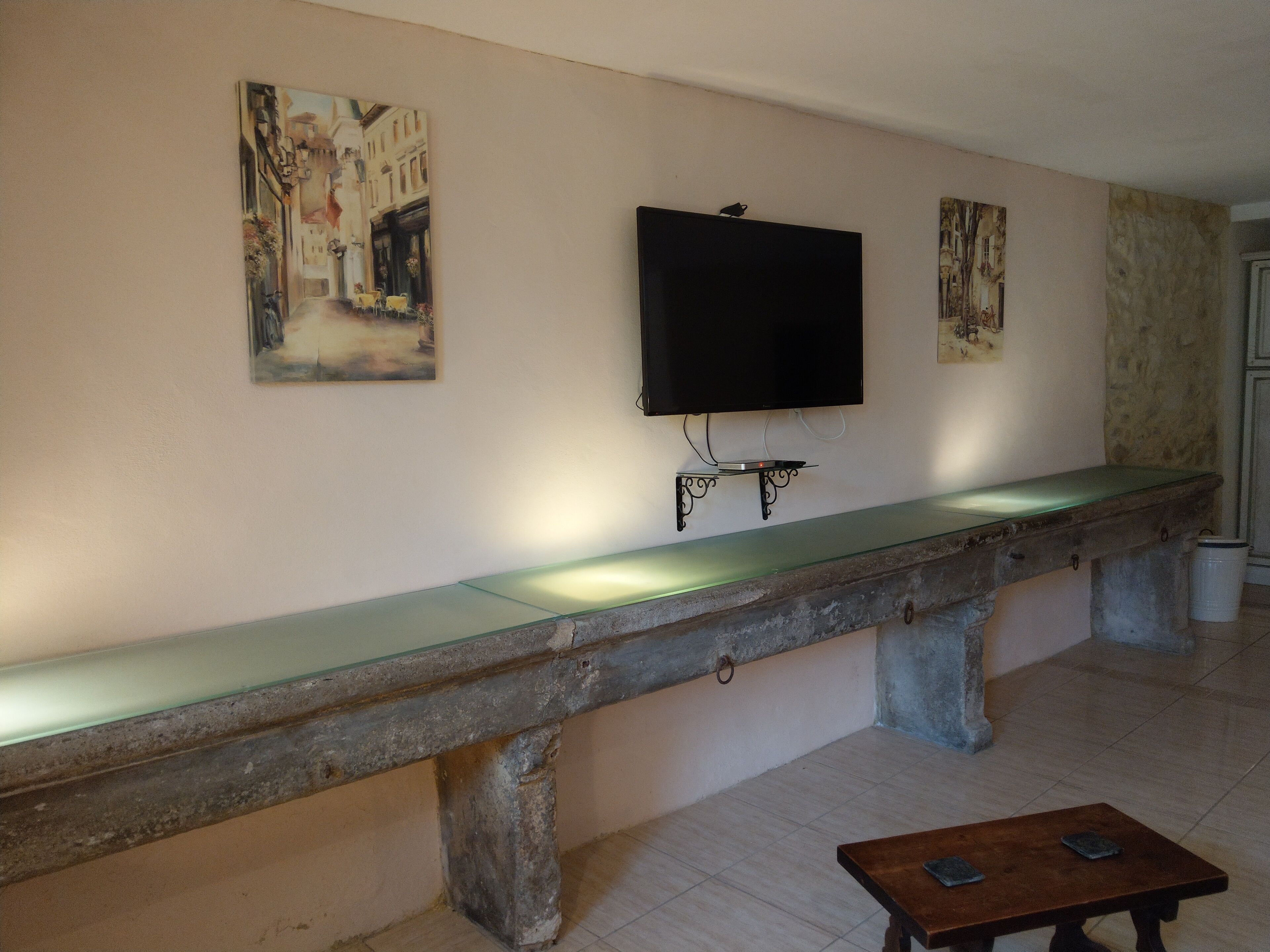Le Studio Games room,Spa Pool, Terrace, Wi-Fi, UKTV, Village Location