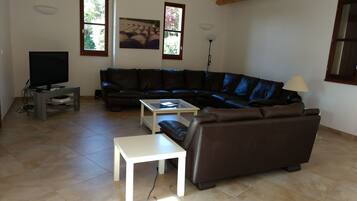 Fernseher, DVD-Player, Bücher