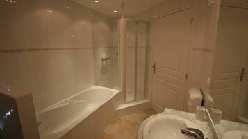 Ensemble douche/baignoire, bidet, serviettes fournies, savon