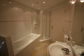 Combined shower/bathtub, bidet, towels, soap