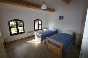 6 bedrooms, WiFi, bed sheets, wheelchair access