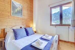 2 عدّة غرف نوم وخدمة الإنترنت وملاءات أسرّة