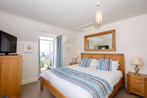 4 bedrooms, iron/ironing board, WiFi, bed sheets - Deep Blue Shore - large luxury holiday home, 60m from the beach (Looe)