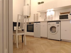 Kühlschrank, Mikrowelle, Ofen, Geschirrspüler