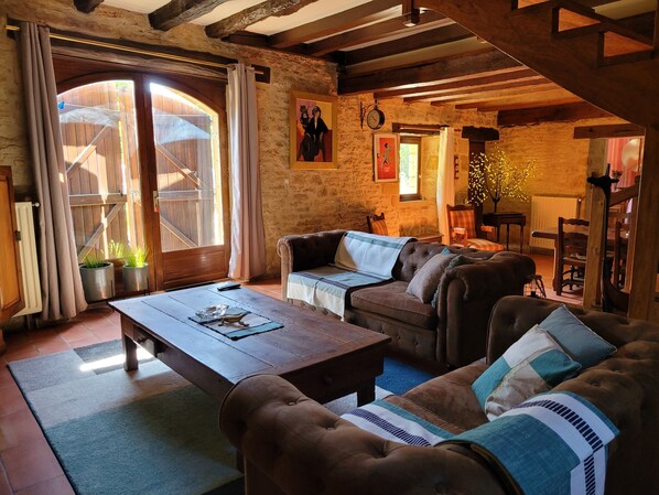 تلفزيون، مدفأة، مشغل دي في دي، تنس طاولة