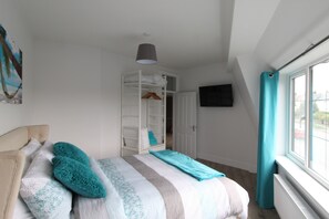 2 bedrooms, iron/ironing board, travel cot, free WiFi - Serviced Apartment in Childwall-South Liverpool - Sleeps 6 (Flat 1)  (Liverpool)