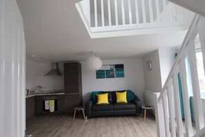 Smart TV - Serviced Apartment in Childwall-South Liverpool - Sleeps 6 (Flat 1)  (Liverpool)