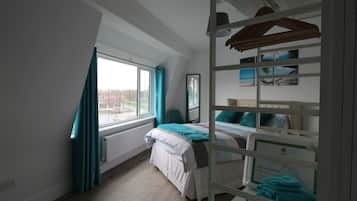 2 habitaciones, tabla de planchar con plancha y cuna de viaje
