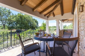 تناول الطعام بالخارج