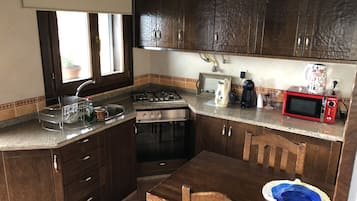 Een koelkast, een microgolfoven, een oven, een kookplaat