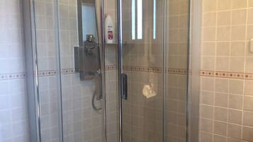 Håndklær, såpe og toalettpapir