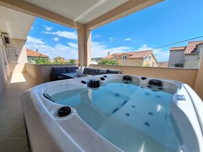 Outdoor spa tub - App with jacuzzi for 5 people, close old town (Trogir)