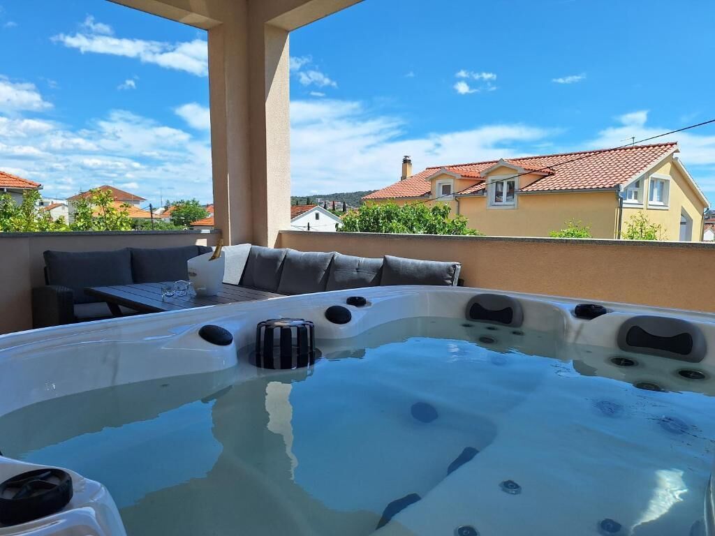 Tina de hidromasaje al aire libre