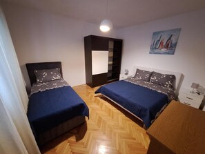 2 bedrooms, in-room safe, iron/ironing board, WiFi - App with jacuzzi for 5 people, close old town (Trogir)