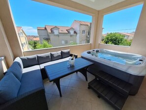 Outdoor spa tub - App with jacuzzi for 5 people, close old town (Trogir)