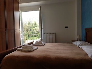 Deluxe-Apartment, 2 Schlafzimmer, Meerblick | 2 Schlafzimmer, individuell eingerichtet, Schreibtisch