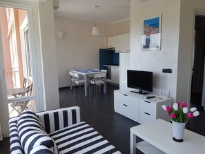Deluxe-Apartment, 2 Schlafzimmer, Meerblick | Wohnbereich | Fernseher