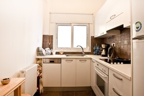 Fridge, oven, coffee/tea maker, electric kettle