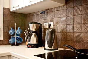 Fridge, oven, coffee/tea maker, electric kettle