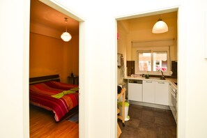 2 bedrooms, iron/ironing board, WiFi, bed sheets - Acropolis area next Metro & Museum (Athina)