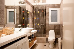 ヘアドライヤー、タオル、シャンプー、トイレットペーパー