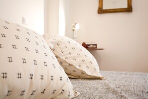 2 bedrooms, iron/ironing board, WiFi, bed sheets - Acropolis area next Metro & Museum (Athina)