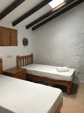 4 chambres, fer et planche à repasser, Wi-Fi gratuit, draps fournis