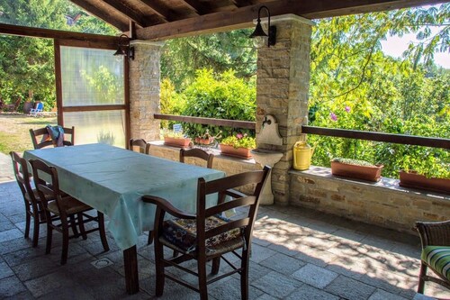 Steinhaus mitten in der Natur für den Urlaub mit der Familie entspannen