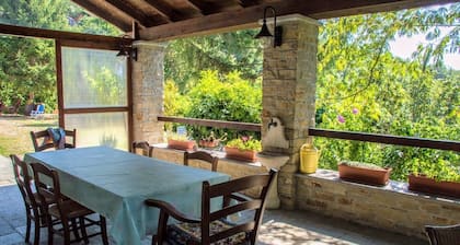 Steinhaus mitten in der Natur für den Urlaub mit der Familie entspannen