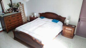 3 bedrooms, iron/ironing board, WiFi, bed sheets