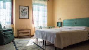 3 habitaciones, tabla de planchar con plancha, wifi y ropa de cama 