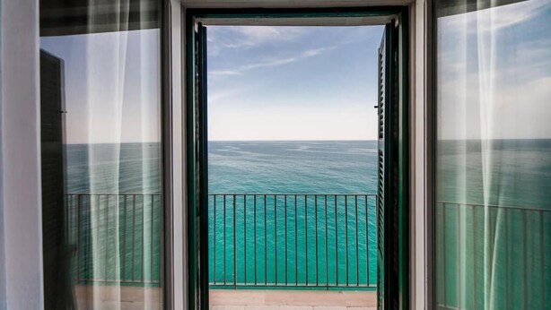 A balcony with a view of the ocean. - Superior Apartment Sea View (Polignano A Mare)