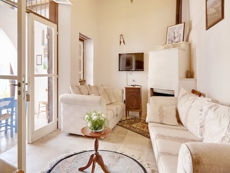 Fernseher, Kamin, Bücher. Lefkara-Ansicht traditionelles Haus