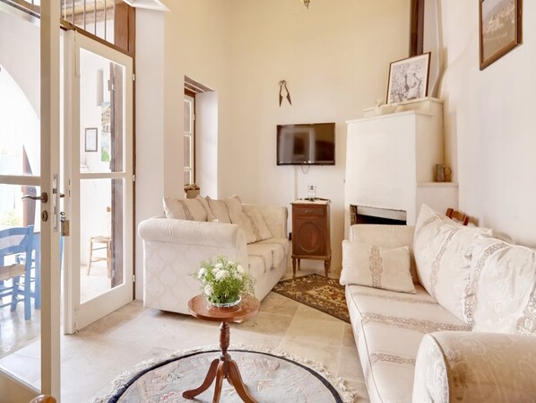 TV, caminetto, libri